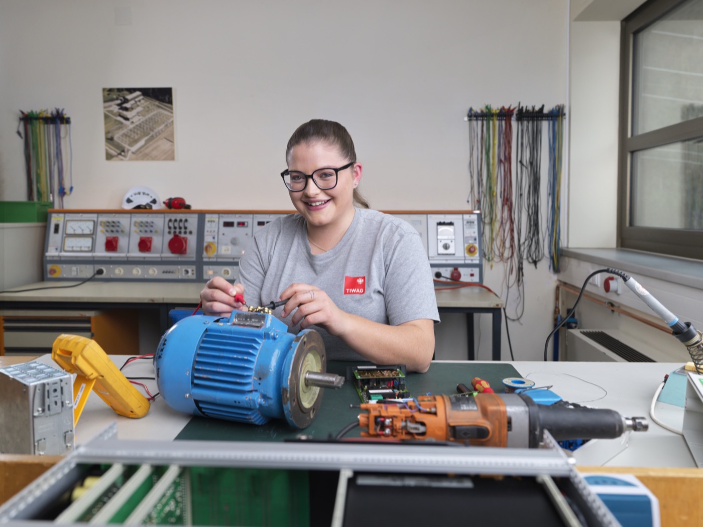 Elektrikerin bei TIWAG in der Werkstatt